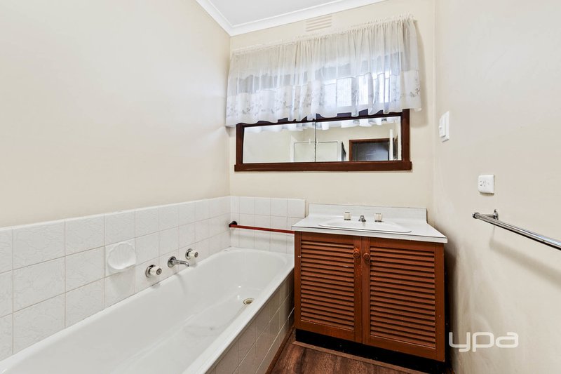 Photo - 12 Charlbury Grove, St Albans VIC 3021 - Image 6