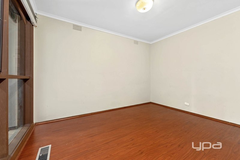 Photo - 12 Charlbury Grove, St Albans VIC 3021 - Image 9