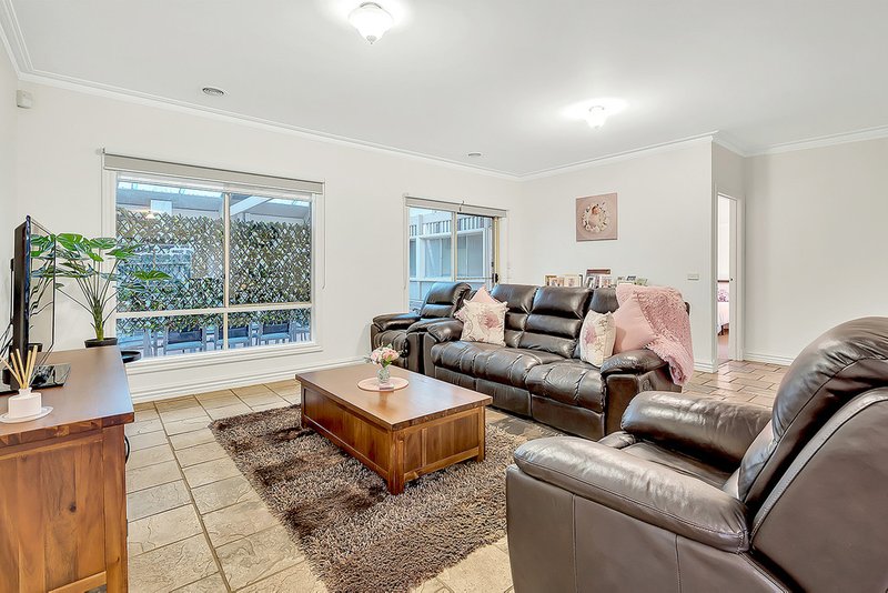 Photo - 12 Chelmsford Court, Craigieburn VIC 3064 - Image 9