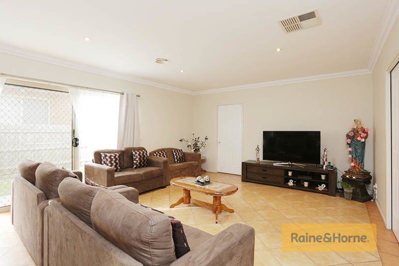 Photo - 12 Chesterville Court, Roxburgh Park VIC 3064 - Image 4