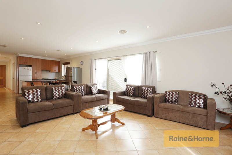 Photo - 12 Chesterville Court, Roxburgh Park VIC 3064 - Image 6