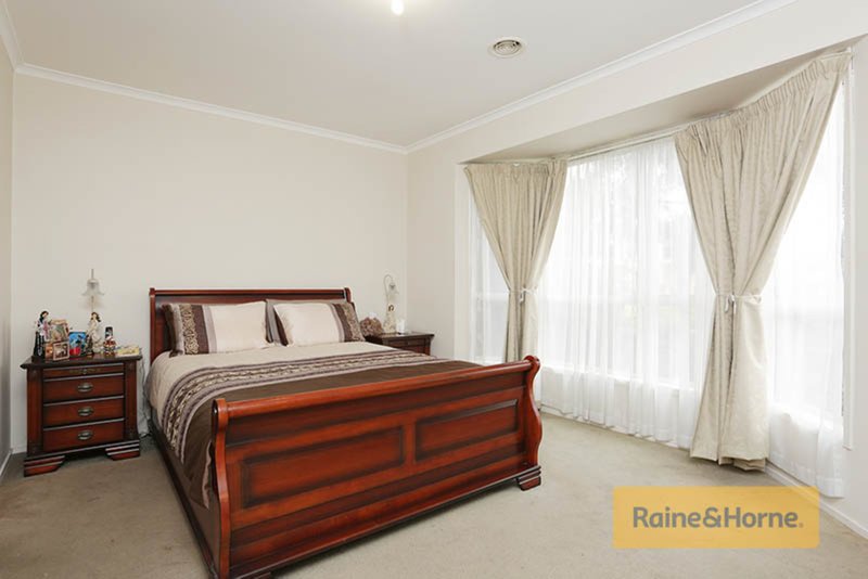 Photo - 12 Chesterville Court, Roxburgh Park VIC 3064 - Image 7