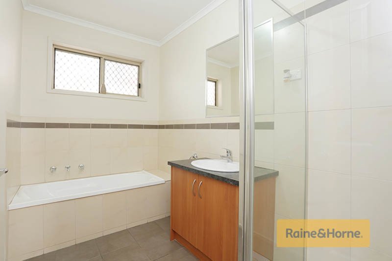 Photo - 12 Chesterville Court, Roxburgh Park VIC 3064 - Image 8