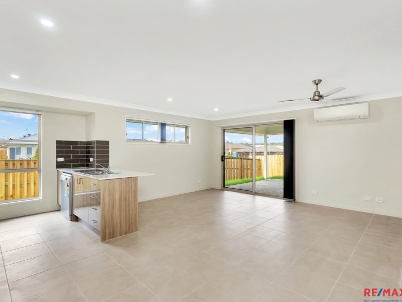 Photo - 1/2 Chisholm Way, Pimpama QLD 4209 - Image 2