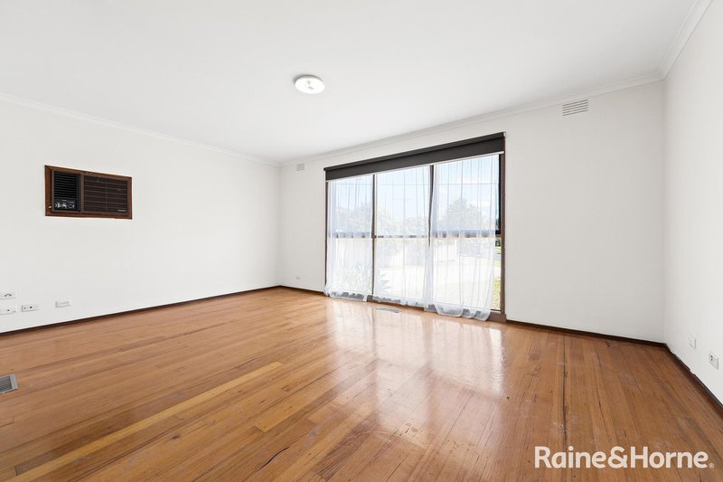 Photo - 12 Clarice Close, St Albans VIC 3021 - Image 2