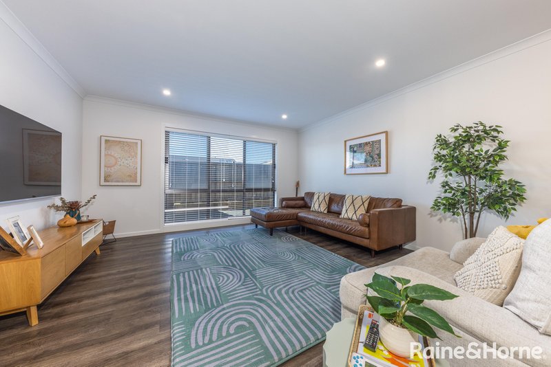 Photo - 12 Cotton Circuit, Gisborne VIC 3437 - Image 4