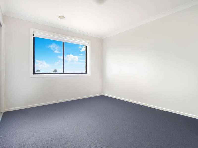 Photo - 12 Cromarty Circuit, Darley VIC 3340 - Image 10