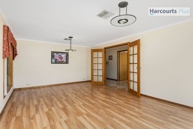 Photo - 12 Crusade Court, Hallett Cove SA 5158 - Image 4