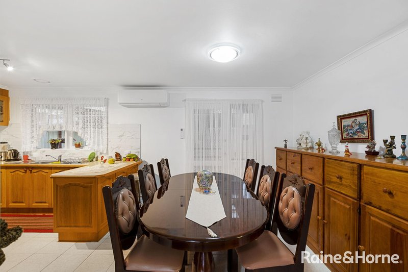 Photo - 12 Cumbernauld Crescent, Deer Park VIC 3023 - Image 5