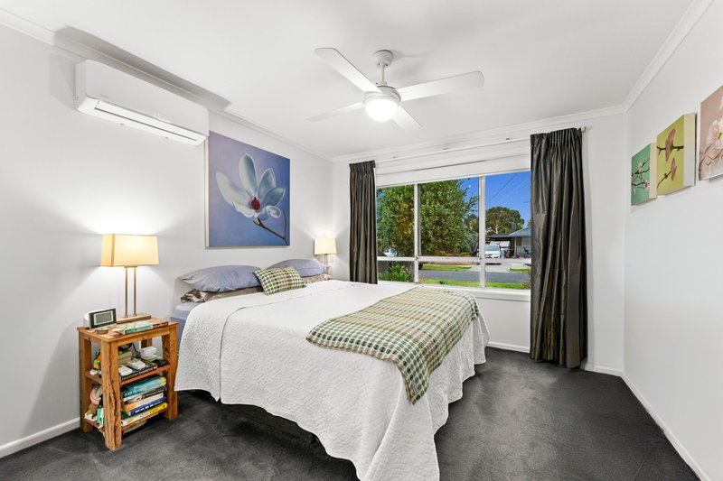 Photo - 12 Deavey Court, Altona VIC 3018 - Image 2