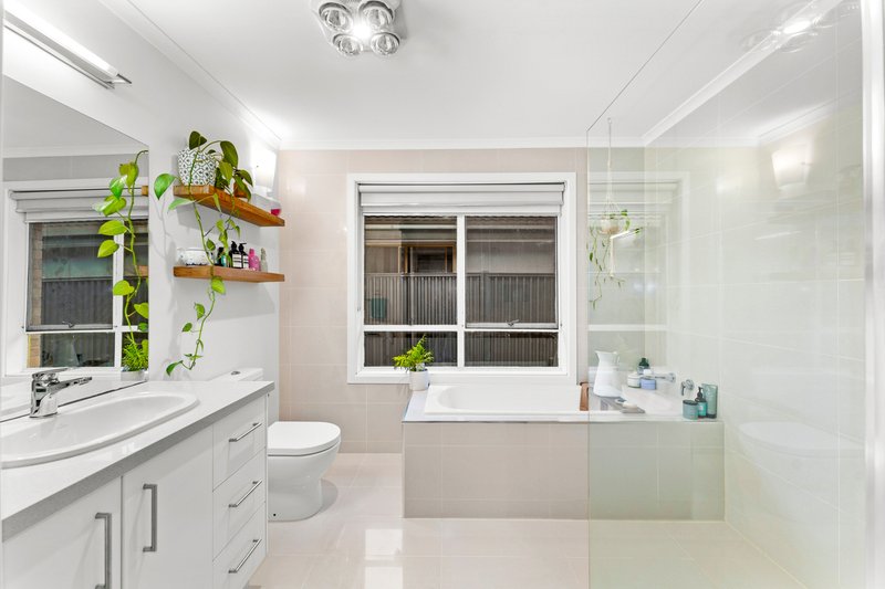 Photo - 12 Deavey Court, Altona VIC 3018 - Image 3