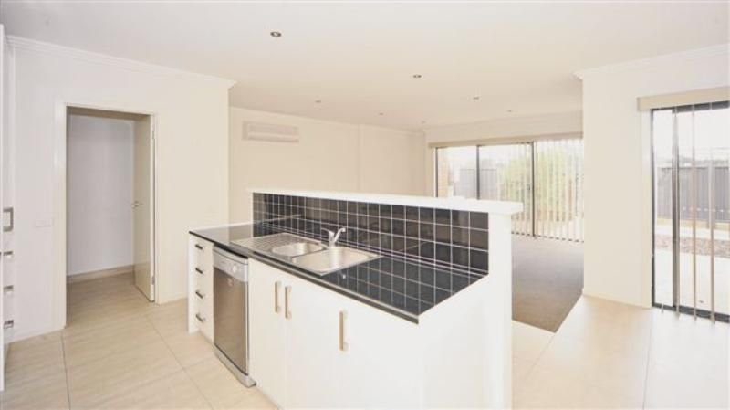 Photo - 12 Delbridge Street, Golden Square VIC 3555 - Image 5