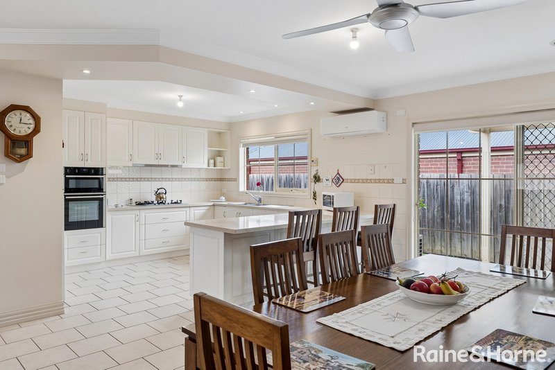 Photo - 12 Duncraig Grove, Sunbury VIC 3429 - Image 5