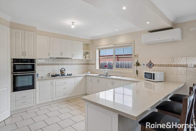 Photo - 12 Duncraig Grove, Sunbury VIC 3429 - Image 6