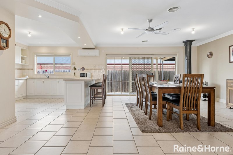 Photo - 12 Duncraig Grove, Sunbury VIC 3429 - Image 8