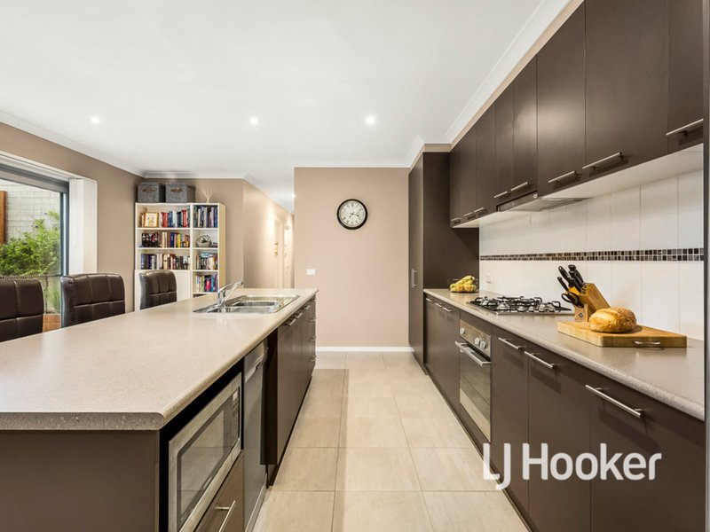 Photo - 12 Eamon Walk, Williams Landing VIC 3027 - Image 3