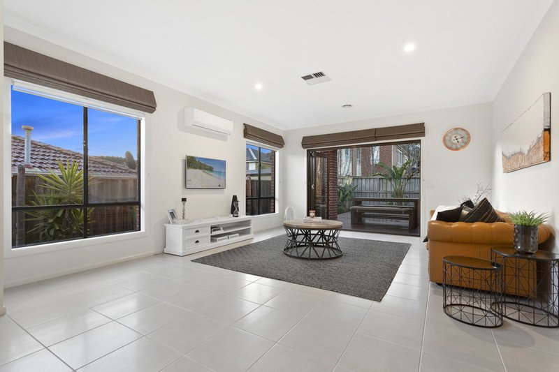 Photo - 12 Eden Court, South Morang VIC 3752 - Image 3