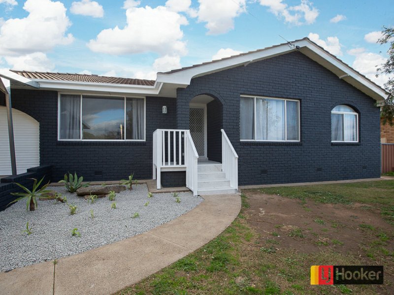 12 Edinburgh , West Tamworth NSW 2340