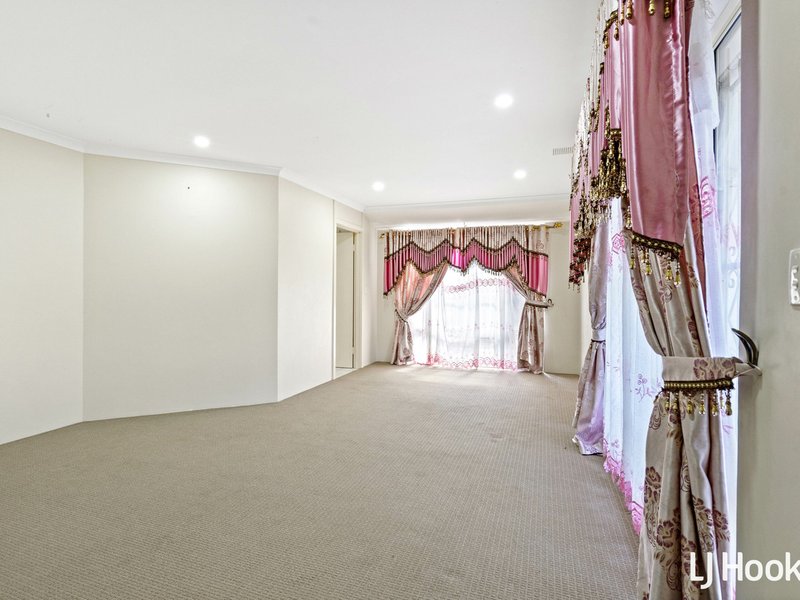 Photo - 12 Exmouth Place, Thornlie WA 6108 - Image 2