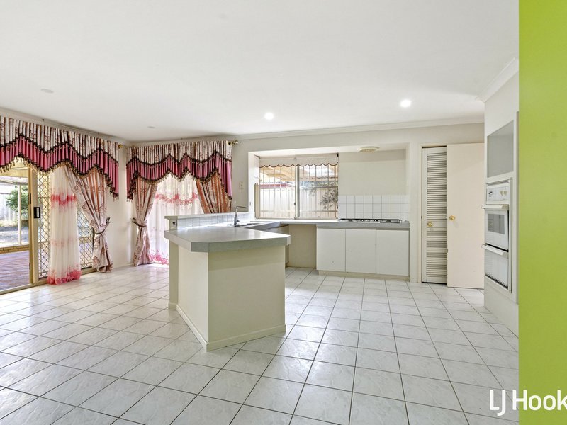 Photo - 12 Exmouth Place, Thornlie WA 6108 - Image 5