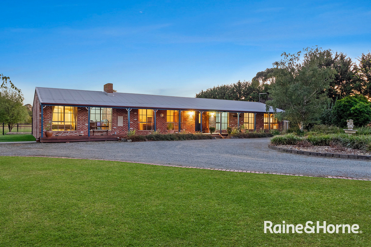 12 Fairway Court, Pakenham, VIC 3810 - Image 2