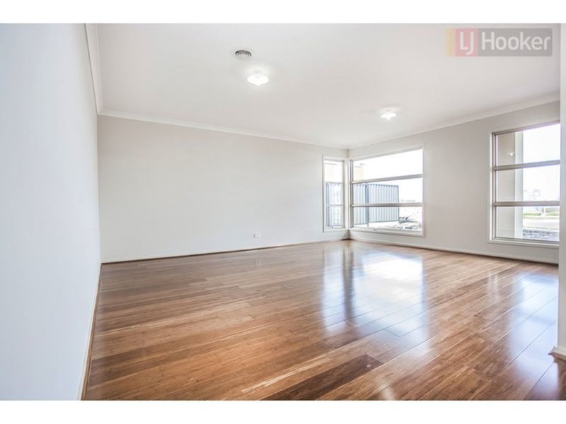 Photo - 12 Fame Way, Craigieburn VIC 3064 - Image 3