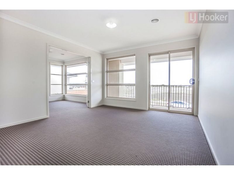 Photo - 12 Fame Way, Craigieburn VIC 3064 - Image 12