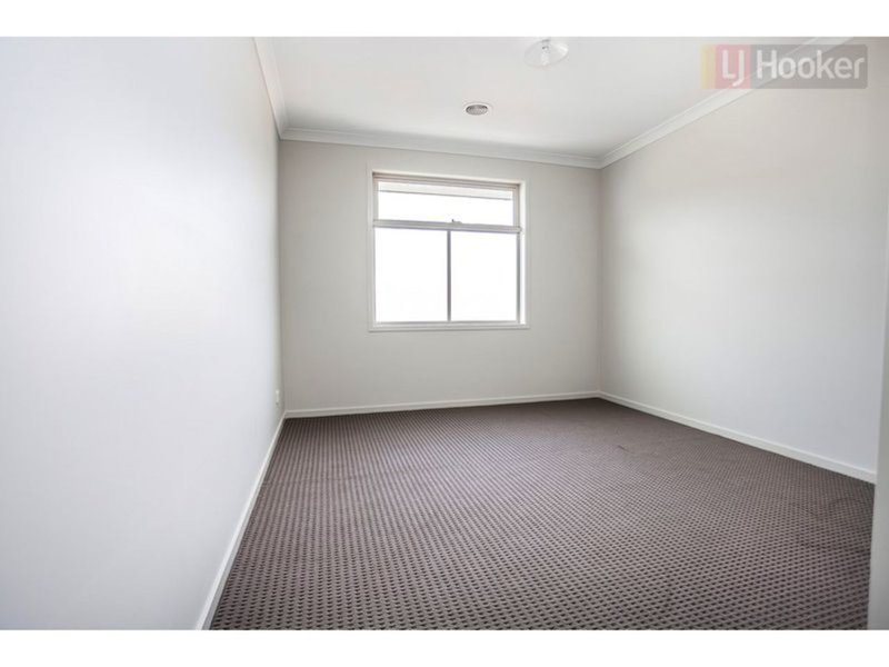 Photo - 12 Fame Way, Craigieburn VIC 3064 - Image 14