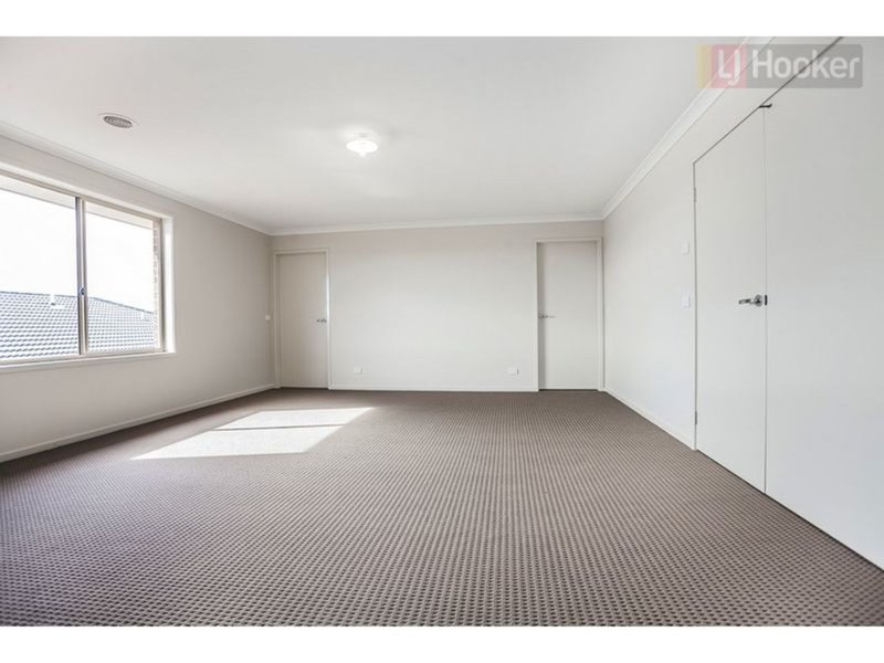 Photo - 12 Fame Way, Craigieburn VIC 3064 - Image 16