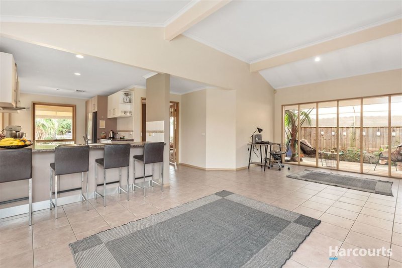 Photo - 12 Fernlea Avenue, Rowville VIC 3178 - Image 2