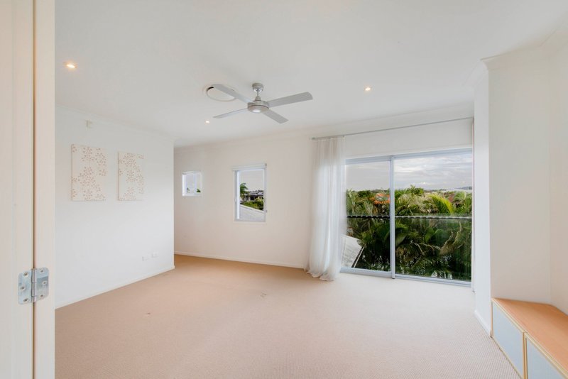 Photo - 12 Ferrymans Court, Helensvale QLD 4212 - Image 5