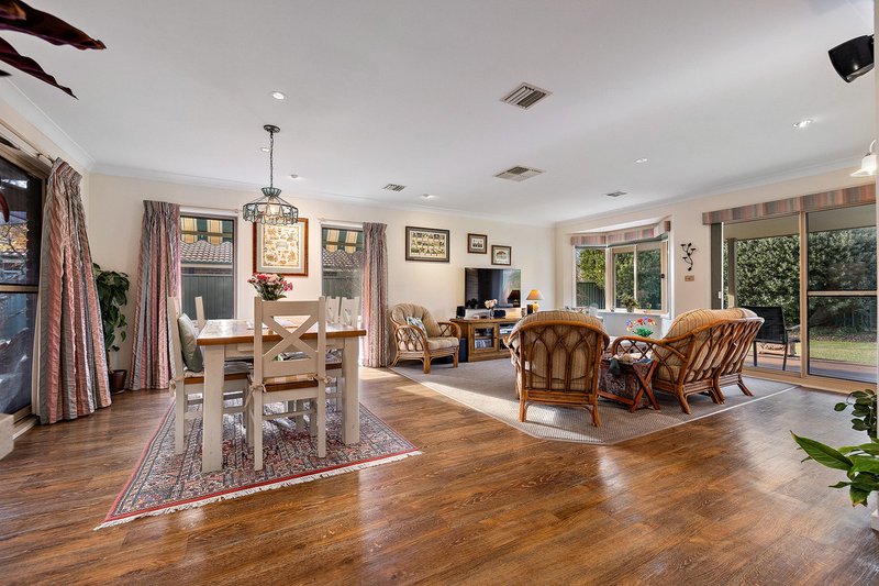 Photo - 12 Firbank Close, Isabella Plains ACT 2905 - Image 5