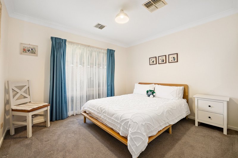 Photo - 12 Firbank Close, Isabella Plains ACT 2905 - Image 11