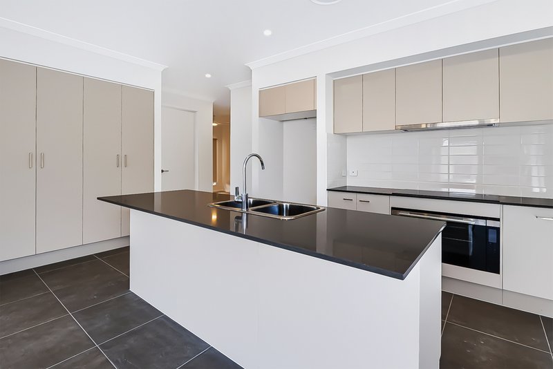 Photo - 12 Flat Pea Crescent, Deebing Heights QLD 4306 - Image 2