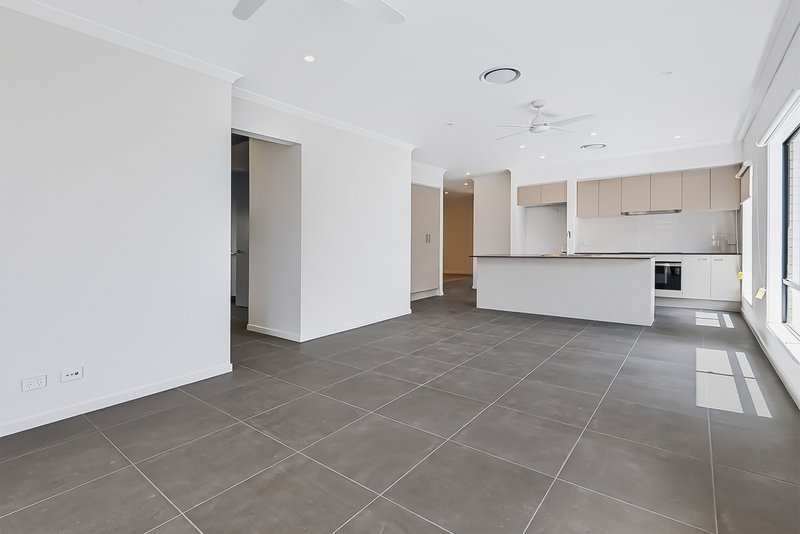 Photo - 12 Flat Pea Crescent, Deebing Heights QLD 4306 - Image 4