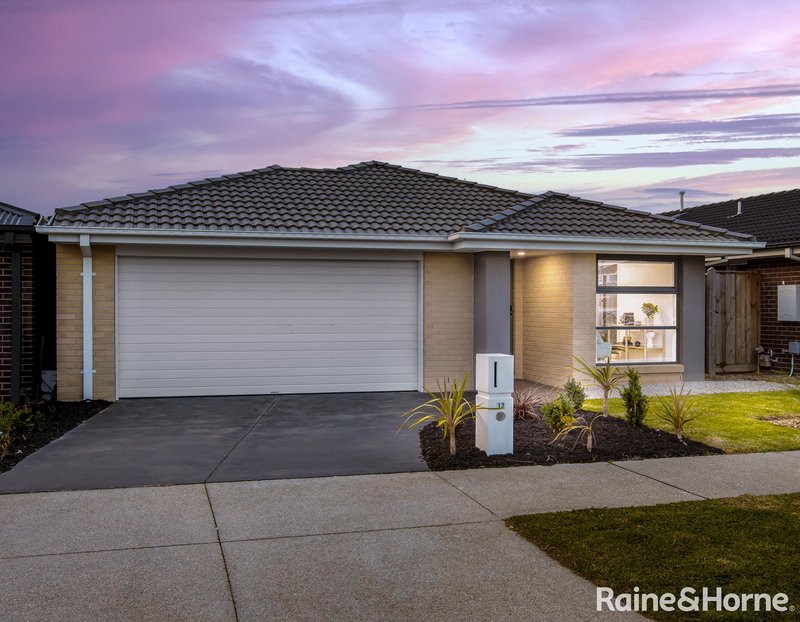 12 Garland Street, Pakenham VIC 3810