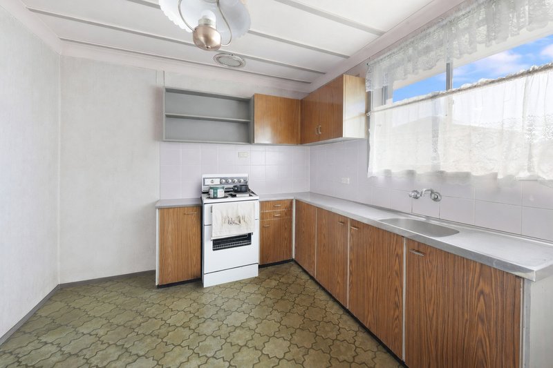 Photo - 12 Glenbrook Crescent, Georges Hall NSW 2198 - Image 4