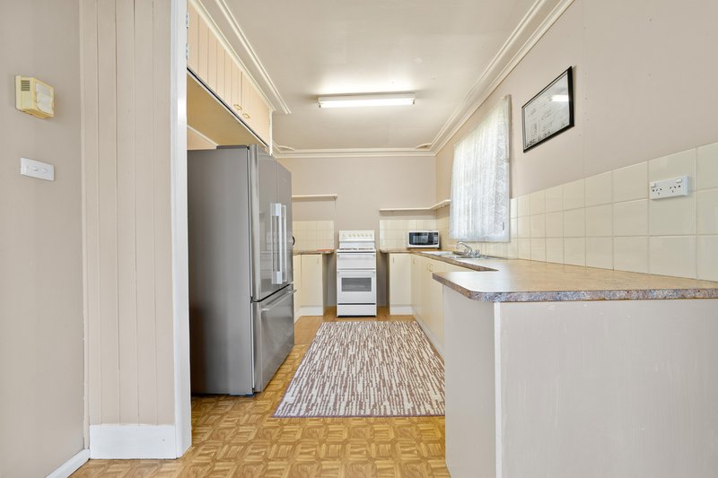 Photo - 12 Greenway Avenue, Mannering Park NSW 2259 - Image 3