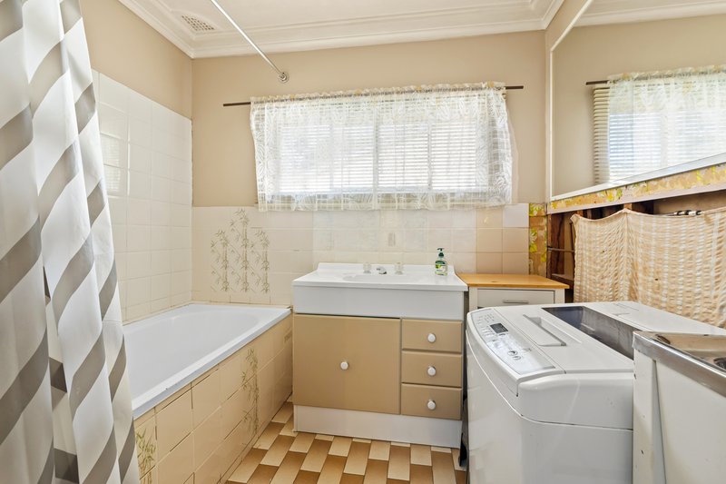 Photo - 12 Greenway Avenue, Mannering Park NSW 2259 - Image 8