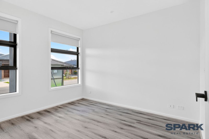 Photo - 12 Hairpin Drive, Tarneit VIC 3029 - Image 5