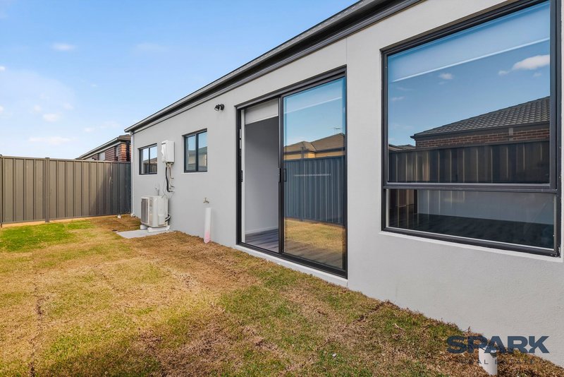 Photo - 12 Hairpin Drive, Tarneit VIC 3029 - Image 10