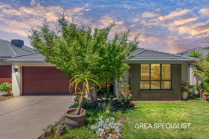 Photo - 12 Half Moon Crescent, Pakenham VIC 3810 - Image 2