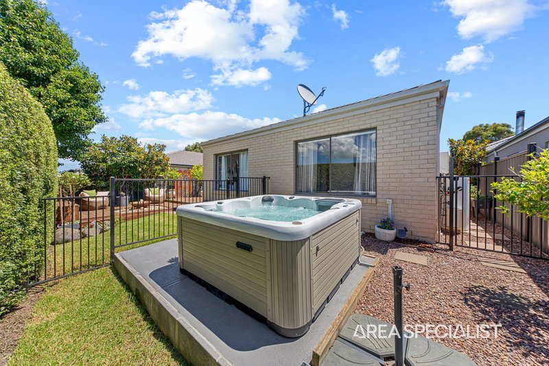 Photo - 12 Half Moon Crescent, Pakenham VIC 3810 - Image 7