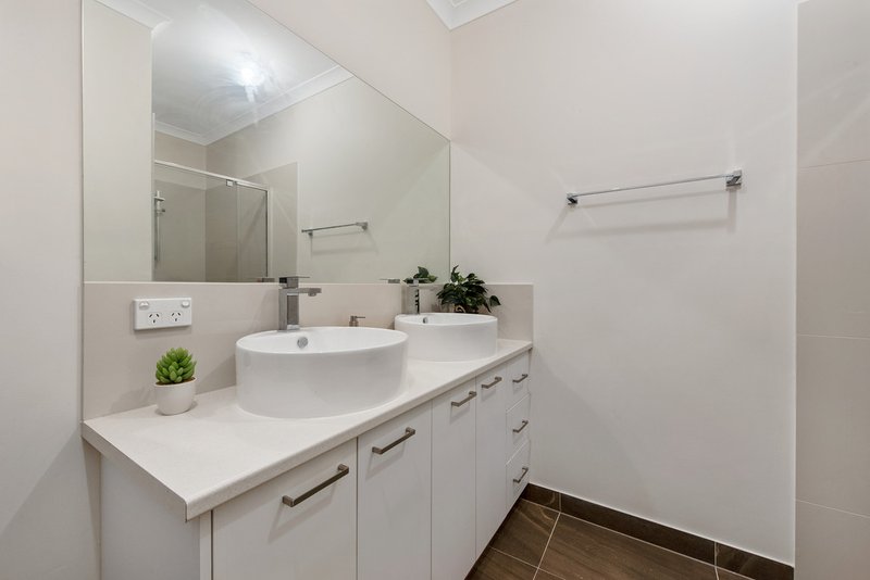 Photo - 12 Hampstead Street, Pakenham VIC 3810 - Image 7