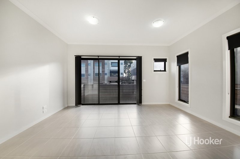 Photo - 12 Heartlands Lane, Mernda VIC 3754 - Image 5