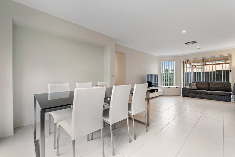 Photo - 12 Hele Close, Caroline Springs VIC 3023 - Image 8