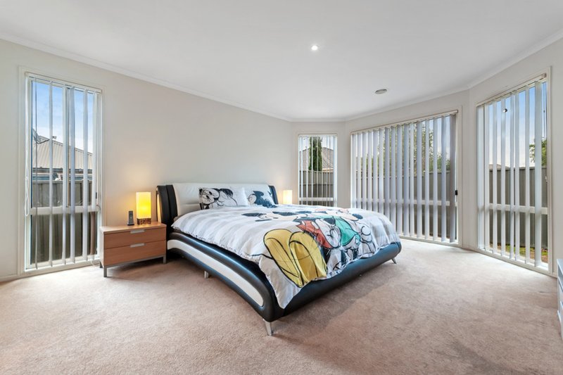 Photo - 12 Hele Close, Caroline Springs VIC 3023 - Image 10