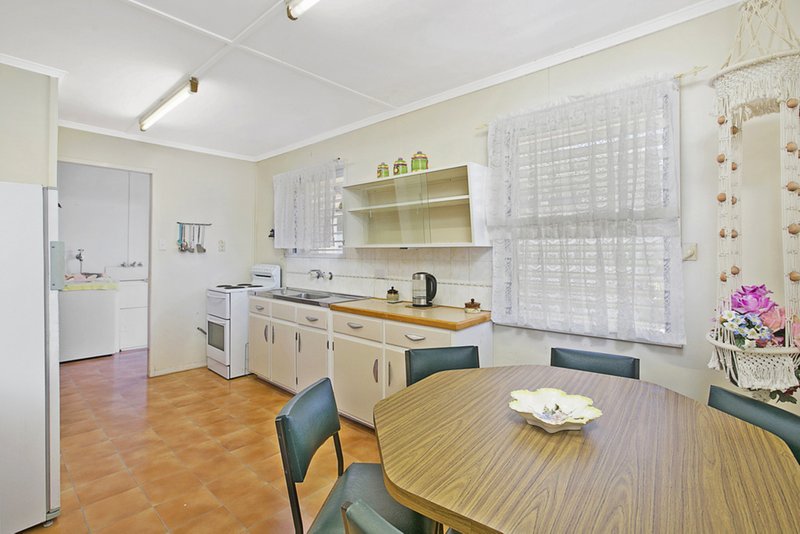 Photo - 12 Hellyer St , Wynnum West QLD 4178 - Image 2