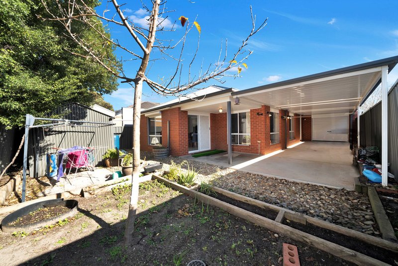 Photo - 12 Hessing Green, Caroline Springs VIC 3023 - Image 11