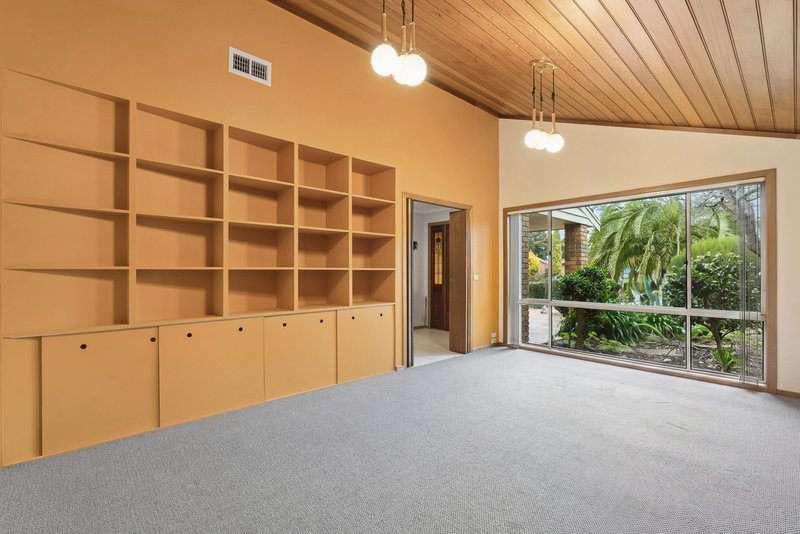 Photo - 12 Hoban Close, Keilor Downs VIC 3038 - Image 5